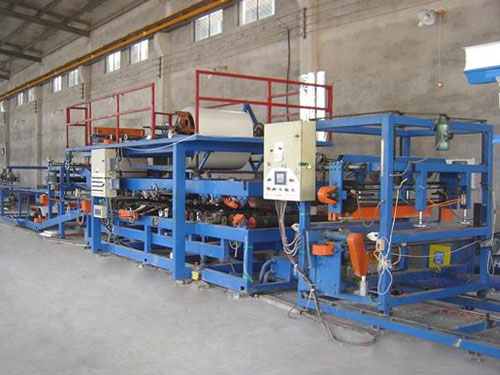 隔熱夾芯復(fù)合機生產(chǎn)線